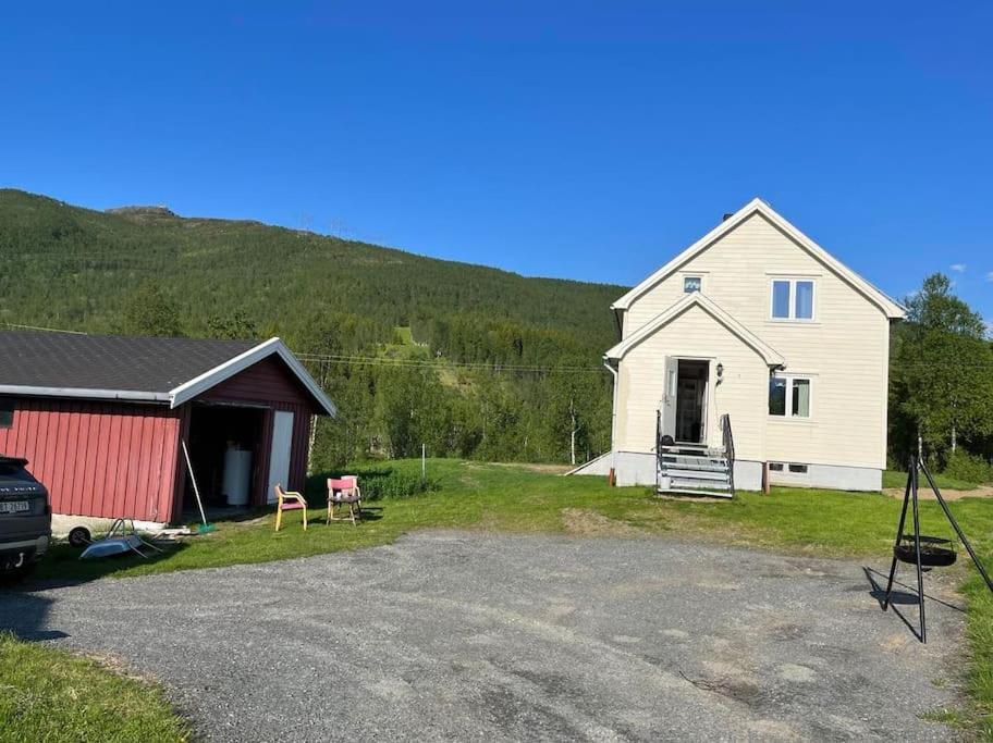 Nydelig Smabruk Med Hus Og Fjos Og Badstu Gratangen