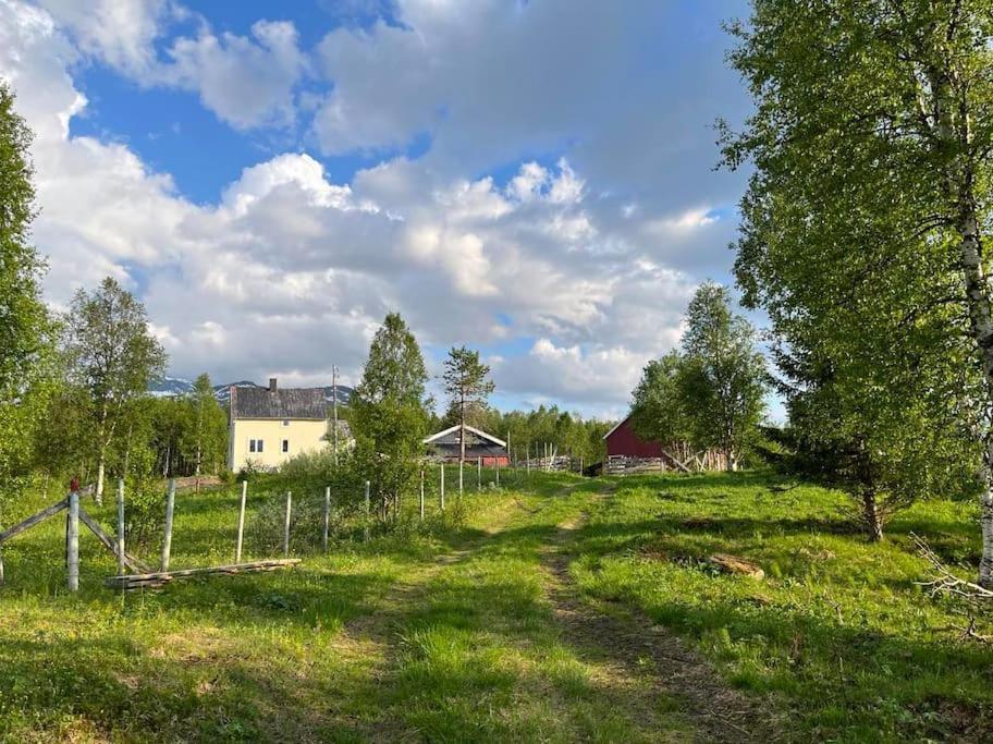 Nydelig Smabruk Med Hus Og Fjos Og Badstu Ferienhaus